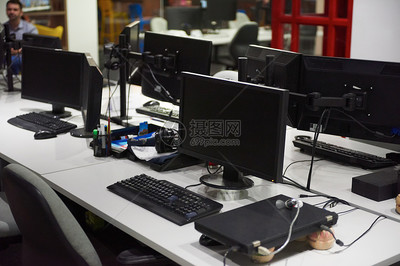 雙監(jiān)控屏幕筆記本電腦 現(xiàn)代辦公室的技術(shù)開發(fā)引擎